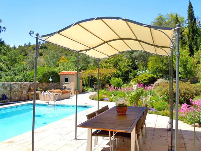 Pergola en toile PVC Précontraint 502 de Serge Ferrari, coloris champagne pergola PVC precontraint Ferrari 502 champagne