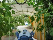 Pergola Toile autoportée sur-mesure précontraint Ferrari 502 avec rideaux (2)