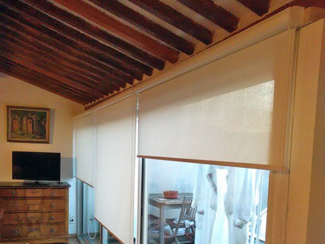 Installation 3 stores rouleaux coffre à chainettes toile PVC Serge Ferrari Soltis 99 (2)