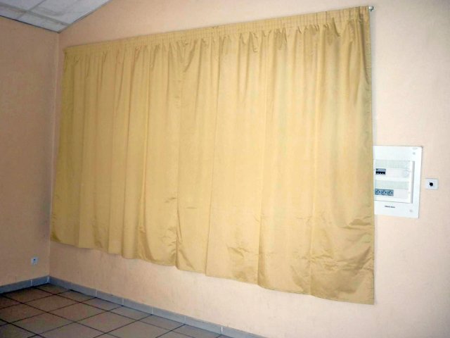 Pour collectivités : rideau en tissu Noctis coloris Abricot occultant 100 pour cent de la lumière et des UV (2)