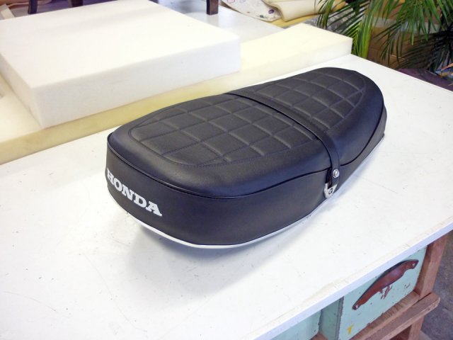 Réparation selle de moto en cuir noir (5)