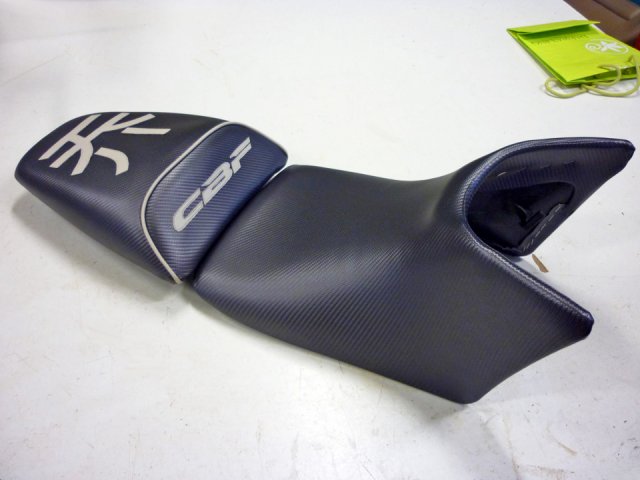 Réparation selle de moto en cuir noir personnalisée 8