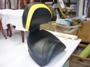 Réparation selle de quad en cuir noir et filet jaune