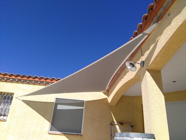 Voile d'ombrage triangulaire Serge Ferrari Soltis Perfom 92 (3) pointe alu