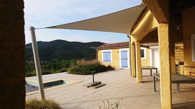 Voile d'ombrage triangulaire Serge Ferrari Soltis Perfom 92 poteau