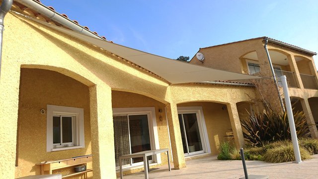 Voile d'ombrage triangulaire Serge Ferrari Soltis Perfom 92 poteau (2)