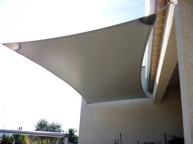 Voile d'ombrage quadrangulaire en stretch ivoire lumière integrée confection couture fil Tenara GORE-TEX (2)