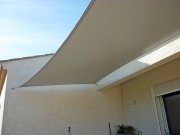 Voile d'ombrage quadrangulaire en stretch ivoire lumière integrée confection couture fil Tenara GORE-TEX (3)